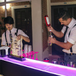 foto de bartendes preparando uma bebida