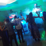 foto de pessoas dançando em um casamento
